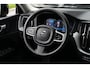 Volvo XC60 2.0 T6 Plug-in hybrid AWD Plus Dark | 350 PK | Panoramadak | Leder | Trekhaak | Volvo XC60 2.0 T6 Plug-in Hybrid AWD Plus Dark met 2.0 viercilinder plug-in hybride aandrijflijn en 350 PK, voorzien van luxe lederen bekleding, elektrisch verstelbare en verwarmde voorstoele