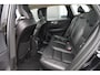 Volvo XC60 2.0 T6 Plug-in hybrid AWD Plus Dark | 350 PK | Panoramadak | Leder | Trekhaak | Volvo XC60 2.0 T6 Plug-in Hybrid AWD Plus Dark met 2.0 viercilinder plug-in hybride aandrijflijn en 350 PK, voorzien van luxe lederen bekleding, elektrisch verstelbare en verwarmde voorstoele