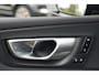 Volvo XC60 2.0 T6 Plug-in hybrid AWD Plus Dark | 350 PK | Panoramadak | Leder | Trekhaak | Volvo XC60 2.0 T6 Plug-in Hybrid AWD Plus Dark met 2.0 viercilinder plug-in hybride aandrijflijn en 350 PK, voorzien van luxe lederen bekleding, elektrisch verstelbare en verwarmde voorstoele