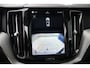 Volvo XC60 2.0 T6 Plug-in hybrid AWD Plus Dark | 350 PK | Panoramadak | Leder | Trekhaak | Volvo XC60 2.0 T6 Plug-in Hybrid AWD Plus Dark met 2.0 viercilinder plug-in hybride aandrijflijn en 350 PK, voorzien van luxe lederen bekleding, elektrisch verstelbare en verwarmde voorstoele