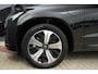 Volvo XC60 2.0 T6 Plug-in hybrid AWD Plus Dark | 350 PK | Panoramadak | Leder | Trekhaak | Volvo XC60 2.0 T6 Plug-in Hybrid AWD Plus Dark met 2.0 viercilinder plug-in hybride aandrijflijn en 350 PK, voorzien van luxe lederen bekleding, elektrisch verstelbare en verwarmde voorstoele