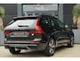 Volvo XC60 2.0 T6 Plug-in hybrid AWD Plus Dark | 350 PK | Panoramadak | Leder | Trekhaak | Volvo XC60 2.0 T6 Plug-in Hybrid AWD Plus Dark met 2.0 viercilinder plug-in hybride aandrijflijn en 350 PK, voorzien van luxe lederen bekleding, elektrisch verstelbare en verwarmde voorstoele