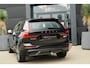 Volvo XC60 2.0 T6 Plug-in hybrid AWD Plus Dark | 350 PK | Panoramadak | Leder | Trekhaak | Volvo XC60 2.0 T6 Plug-in Hybrid AWD Plus Dark met 2.0 viercilinder plug-in hybride aandrijflijn en 350 PK, voorzien van luxe lederen bekleding, elektrisch verstelbare en verwarmde voorstoele