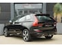 Volvo XC60 2.0 T6 Plug-in hybrid AWD Plus Dark | 350 PK | Panoramadak | Leder | Trekhaak | Volvo XC60 2.0 T6 Plug-in Hybrid AWD Plus Dark met 2.0 viercilinder plug-in hybride aandrijflijn en 350 PK, voorzien van luxe lederen bekleding, elektrisch verstelbare en verwarmde voorstoele