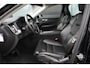 Volvo XC60 2.0 T6 Plug-in hybrid AWD Plus Dark | 350 PK | Panoramadak | Leder | Trekhaak | Volvo XC60 2.0 T6 Plug-in Hybrid AWD Plus Dark met 2.0 viercilinder plug-in hybride aandrijflijn en 350 PK, voorzien van luxe lederen bekleding, elektrisch verstelbare en verwarmde voorstoele