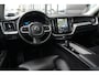 Volvo XC60 2.0 T6 Plug-in hybrid AWD Plus Dark | 350 PK | Panoramadak | Leder | Trekhaak | Volvo XC60 2.0 T6 Plug-in Hybrid AWD Plus Dark met 2.0 viercilinder plug-in hybride aandrijflijn en 350 PK, voorzien van luxe lederen bekleding, elektrisch verstelbare en verwarmde voorstoele