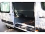 Mercedes-Benz Sprinter 210 2.2 CDI 366 HD 2013 | Trekhaak | Airco | Parkeersensoren | Centrale Vergrendeling | 2 Zitplaatsen Rechtsvoor | Houten vloer in Laadruimte