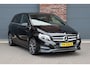 Mercedes-Benz B-klasse 180 Automaat | Dealer Onderhouden | Leder | Trekhaak | High Perf. LED | Regensensor | Cruise Control | Privacy Glas | Navigatie |