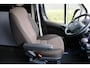 Peugeot Boxer 335 2.2 BlueHDi 140 L3H2 Asphalt in nieuwstaat |6.329 km |BPM vrij |2 stoelen en 2 airbags |Trekhaak |Camera |Cruise |Navi |Airco |Parkeersensoren |EURO6 |1e eigenaar |3500 KG