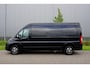 Peugeot Boxer 335 2.2 BlueHDi 140 L3H2 Asphalt in nieuwstaat |6.329 km |BPM vrij |2 stoelen en 2 airbags |Trekhaak |Camera |Cruise |Navi |Airco |Parkeersensoren |EURO6 |1e eigenaar |3500 KG