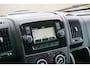 Peugeot Boxer 335 2.2 BlueHDi 140 L3H2 Asphalt in nieuwstaat |6.329 km |BPM vrij |2 stoelen en 2 airbags |Trekhaak |Camera |Cruise |Navi |Airco |Parkeersensoren |EURO6 |1e eigenaar |3500 KG