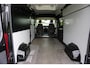 Peugeot Boxer 335 2.2 BlueHDi 140 L3H2 Asphalt in nieuwstaat |6.329 km |BPM vrij |2 stoelen en 2 airbags |Trekhaak |Camera |Cruise |Navi |Airco |Parkeersensoren |EURO6 |1e eigenaar |3500 KG