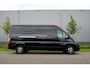 Peugeot Boxer 335 2.2 BlueHDi 140 L3H2 Asphalt in nieuwstaat |6.329 km |BPM vrij |2 stoelen en 2 airbags |Trekhaak |Camera |Cruise |Navi |Airco |Parkeersensoren |EURO6 |1e eigenaar |3500 KG