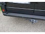 Peugeot Boxer 335 2.2 BlueHDi 140 L3H2 Asphalt in nieuwstaat |6.329 km |BPM vrij |2 stoelen en 2 airbags |Trekhaak |Camera |Cruise |Navi |Airco |Parkeersensoren |EURO6 |1e eigenaar |3500 KG