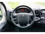 Peugeot Boxer 335 2.2 BlueHDi 140 L3H2 Asphalt in nieuwstaat |6.329 km |BPM vrij |2 stoelen en 2 airbags |Trekhaak |Camera |Cruise |Navi |Airco |Parkeersensoren |EURO6 |1e eigenaar |3500 KG