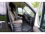 Peugeot Boxer 335 2.2 BlueHDi 140 L3H2 Asphalt in nieuwstaat |6.329 km |BPM vrij |2 stoelen en 2 airbags |Trekhaak |Camera |Cruise |Navi |Airco |Parkeersensoren |EURO6 |1e eigenaar |3500 KG