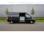 Peugeot Boxer 335 2.2 BlueHDi 140 L3H2 Asphalt in nieuwstaat |6.329 km |BPM vrij |2 stoelen en 2 airbags |Trekhaak |Camera |Cruise |Navi |Airco |Parkeersensoren |EURO6 |1e eigenaar |3500 KG