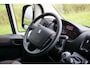 Peugeot Boxer 335 2.2 BlueHDi 140 L3H2 Asphalt in nieuwstaat |6.329 km |BPM vrij |2 stoelen en 2 airbags |Trekhaak |Camera |Cruise |Navi |Airco |Parkeersensoren |EURO6 |1e eigenaar |3500 KG
