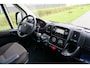 Peugeot Boxer 335 2.2 BlueHDi 140 L3H2 Asphalt in nieuwstaat |6.329 km |BPM vrij |2 stoelen en 2 airbags |Trekhaak |Camera |Cruise |Navi |Airco |Parkeersensoren |EURO6 |1e eigenaar |3500 KG