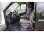Peugeot Boxer 335 2.2 BlueHDi 140 L3H2 Asphalt in nieuwstaat |6.329 km |BPM vrij |2 stoelen en 2 airbags |Trekhaak |Camera |Cruise |Navi |Airco |Parkeersensoren |EURO6 |1e eigenaar |3500 KG