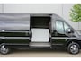 Peugeot Boxer 335 2.2 BlueHDi 140 L3H2 Asphalt in nieuwstaat |6.329 km |BPM vrij |2 stoelen en 2 airbags |Trekhaak |Camera |Cruise |Navi |Airco |Parkeersensoren |EURO6 |1e eigenaar |3500 KG