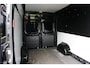 Peugeot Boxer 335 2.2 BlueHDi 140 L3H2 Asphalt in nieuwstaat |6.329 km |BPM vrij |2 stoelen en 2 airbags |Trekhaak |Camera |Cruise |Navi |Airco |Parkeersensoren |EURO6 |1e eigenaar |3500 KG