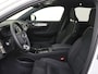 Volvo XC40 B4 Plus Dark | Panoramadak | Trekhaak | Harman/Kardon | Dodehoekdetectie |