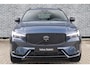 Volvo XC60 2.0 T6 Plug-in Hybrid AWD Ultra Black Edition | PHEV Long Range | Trekhaak | Luchtvering | Harman Kardon Audio | Head-up Display | 360 Graden Camera | Keyless Entry | Elektrische Achterklep | Elektrisch Verstelbare Voorstoelen | Stoelverwarming voor en achter | Cruise Control Adaptief | BLIS | Google Navigatie | Apple Carplay | Android Auto | Lichtmetalen Velgen 21 inch