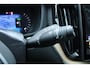 Volvo XC60 T6 Plug-in hybrid AWD Ultra Dark | Panoramadak | Luchtvering | Trekhaak | Head-up display | Verwarmbare voorstoelen, achterbank en stuurwiel | Premium audio by Harman Kardon | Adaptieve cruise control |