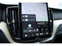 Volvo XC60 T6 Plug-in hybrid AWD Ultra Dark | Panoramadak | Luchtvering | Trekhaak | Head-up display | Verwarmbare voorstoelen, achterbank en stuurwiel | Premium audio by Harman Kardon | Adaptieve cruise control |