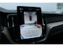 Volvo XC60 T6 Plug-in hybrid AWD Ultra Dark | Panoramadak | Luchtvering | Trekhaak | Head-up display | Verwarmbare voorstoelen, achterbank en stuurwiel | Premium audio by Harman Kardon | Adaptieve cruise control |