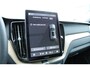 Volvo XC60 T6 Plug-in hybrid AWD Ultra Dark | Panoramadak | Luchtvering | Trekhaak | Head-up display | Verwarmbare voorstoelen, achterbank en stuurwiel | Premium audio by Harman Kardon | Adaptieve cruise control |