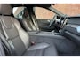 Volvo XC60 T8 Plug-in hybrid AWD Ultra Black Edition | Eerste registratie sept. 2026 | Luchtvering | Bowers & Wilkins | Panoramisch-/ schuifkanteldak | Geventileerde voorstoelen | Massagefunctie voorstoelen | 22 inch. lichtmetalen velgen | Extra getint glas | 360 graden camera | Elektrische voorstoelen met geheugenfunctie | Head-up display | Stoel-/stuurwielverwarming | Verwarmde achterbank | Adaptieve cruise control | BLIS