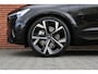 Volvo XC60 T8 Plug-in hybrid AWD Ultra Black Edition | Eerste registratie sept. 2026 | Luchtvering | Bowers & Wilkins | Panoramisch-/ schuifkanteldak | Geventileerde voorstoelen | Massagefunctie voorstoelen | 22 inch. lichtmetalen velgen | Extra getint glas | 360 graden camera | Elektrische voorstoelen met geheugenfunctie | Head-up display | Stoel-/stuurwielverwarming | Verwarmde achterbank | Adaptieve cruise control | BLIS