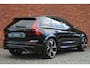 Volvo XC60 T8 Plug-in hybrid AWD Ultra Black Edition | Eerste registratie sept. 2026 | Luchtvering | Bowers & Wilkins | Panoramisch-/ schuifkanteldak | Geventileerde voorstoelen | Massagefunctie voorstoelen | 22 inch. lichtmetalen velgen | Extra getint glas | 360 graden camera | Elektrische voorstoelen met geheugenfunctie | Head-up display | Stoel-/stuurwielverwarming | Verwarmde achterbank | Adaptieve cruise control | BLIS