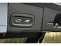 Volvo XC60 T8 Plug-in hybrid AWD Ultra Black Edition | Eerste registratie sept. 2026 | Luchtvering | Bowers & Wilkins | Panoramisch-/ schuifkanteldak | Geventileerde voorstoelen | Massagefunctie voorstoelen | 22 inch. lichtmetalen velgen | Extra getint glas | 360 graden camera | Elektrische voorstoelen met geheugenfunctie | Head-up display | Stoel-/stuurwielverwarming | Verwarmde achterbank | Adaptieve cruise control | BLIS