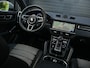 Porsche Cayenne Coupé 3.0 E-Hybrid | Sport Design | NL-Auto | Carbon Dak | Alcantara Hemel | Carbon Interieur | Luchtvering | Camera | Stuur- Stoelverwarming | Memory Seat | Soft Close | HIFI | Trekhaak |