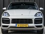 Porsche Cayenne Coupé 3.0 E-Hybrid | Sport Design | NL-Auto | Carbon Dak | Alcantara Hemel | Carbon Interieur | Luchtvering | Camera | Stuur- Stoelverwarming | Memory Seat | Soft Close | HIFI | Trekhaak |