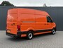 Volkswagen Crafter 35 2.0 TDI 177 PK / L3H3 / CAMERA / CRUISE / 3.5 TON TREKKEN / 3-ZITS / AIRCO / CARPLAY / GEVEERDE STOEL / 3500 KG AHG