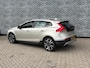 Volvo V40 Cross Country 1.5 T3 Nordic+ | Panoramadak | Achteruitrijcamera | Parkeersensoren | Lederen Bekleding | All-Season Banden | Lichtmetalen Velgen 18 inch | Alarm | Keyless Entry | LED Koplampen | Stoelverwarming | Navigatie | High Performance Audio