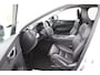 Volvo XC60 B5 Black Pack | Trekhaak 2300KG! | Camera | Adaptive Cruise | BLIS | Stoelverwarming | Verwarmbare Voorruit | CarPlay/Android Auto