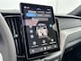 Volvo XC60 T6 Recharge Plus Black Edition | 21" | Panoramadak | Head Up | 360 Camera | Trekhaak | Harman Kardon | Full LED | Elektr. verst. Sportstoelen | Adaptieve Cruise | BLIS | Stoel/Stuur/Achterbankverwarming