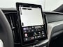 Volvo XC60 T6 Recharge Plus Black Edition | 21" | Panoramadak | Head Up | 360 Camera | Trekhaak | Harman Kardon | Full LED | Elektr. verst. Sportstoelen | Adaptieve Cruise | BLIS | Stoel/Stuur/Achterbankverwarming