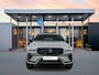 Volvo XC60 T6 Recharge Plus Black Edition | 21" | Panoramadak | Head Up | 360 Camera | Trekhaak | Harman Kardon | Full LED | Elektr. verst. Sportstoelen | Adaptieve Cruise | BLIS | Stoel/Stuur/Achterbankverwarming