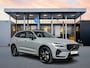 Volvo XC60 T6 Recharge Plus Black Edition | 21" | Panoramadak | Head Up | 360 Camera | Trekhaak | Harman Kardon | Full LED | Elektr. verst. Sportstoelen | Adaptieve Cruise | BLIS | Stoel/Stuur/Achterbankverwarming