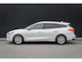Ford Focus Wagon 1.0 EcoBoost Titanium Automaat | 100% dealer o.h. | Adaptieve cruise | Trekhaak | Winter-pack | Elec. achterklep | Autom. inparkeren | Privacy-glass | Camera | All seazon banden | LED verlichting | Keyless | Dodehoek detectie