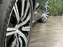 Volvo XC90 T8 AWD Recharge Inscription Long Range | Trekhaak | 360° Camera | Harman Kardon | 455pk | Adaptieve Cruise Control | Stoel en Stuurwielverwarming | Schuifdak | Full LED Meesturende koplampen | Pilot Assist | BLIS Dode Hoek Detectie | Standkachel met Volvo On Call App | Elektrische voorstoelen geheugen | Lederen bekleding | Zitting verlenging voorstoelen | Lederen dashboard | 20 Inch | Keyless Drive | Parkeersensoren voor+achter | Privacy Glass | Elektrisch bedienbare achterklep | 7-Persoons | 4-Zone Climate Control | Geïntegreerde zongordijnen achterportieren | Verlichte instaplijsten | Draadloos telefoon opladen | Alarm Klasse III | DAB Radio | Apple Carplay/Android Auto | Volvo On Call met mobiele App functie | Denim Blue Metallic |