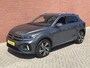 Volkswagen T-Roc 1.5 TSI 150pk DSG R-Line Navigatie Apple Carplay / Android Auto Parkeersensoren Afneembare trekhaak Park Assist Adaptive Cruise Control Elektrische achterklep Stoel- en stuurverwarming Climate Control Ledverlichting Virtual Cockpit