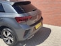 Volkswagen T-Roc 1.5 TSI 150pk DSG R-Line Navigatie Apple Carplay / Android Auto Parkeersensoren Afneembare trekhaak Park Assist Adaptive Cruise Control Elektrische achterklep Stoel- en stuurverwarming Climate Control Ledverlichting Virtual Cockpit