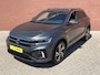 Volkswagen T-Roc 1.5 TSI 150pk DSG R-Line Navigatie Apple Carplay / Android Auto Parkeersensoren Afneembare trekhaak Park Assist Adaptive Cruise Control Elektrische achterklep Stoel- en stuurverwarming Climate Control Ledverlichting Virtual Cockpit